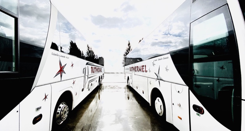 Zwei Reisebusse von Rothermel Reisen mit rotem Schriftzug