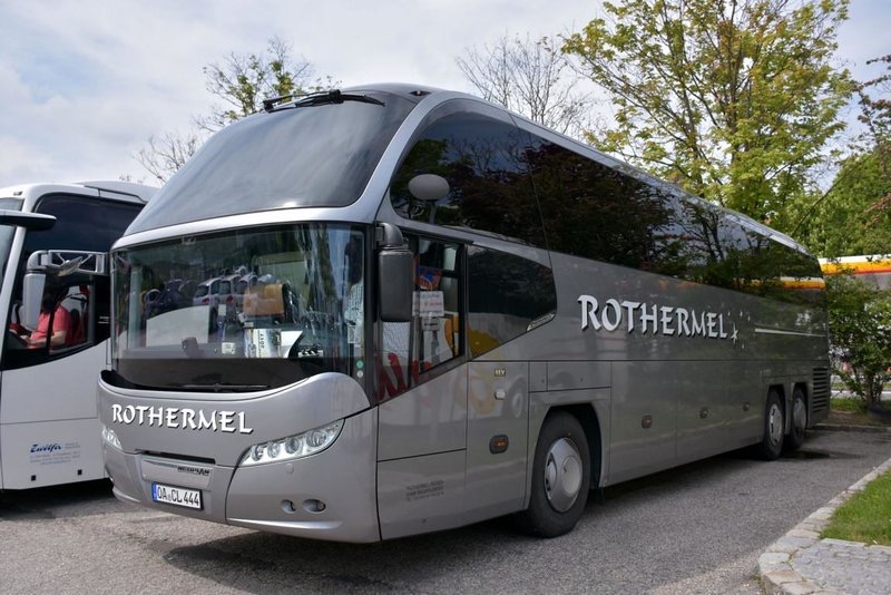 Silberner Reisebus von Rothermel Reisen neben einem weiteren Bus