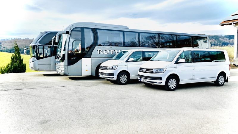 Reisebusse und VW-Busse von Rothermel Reisen vor dem Betriebshof im Allgäu