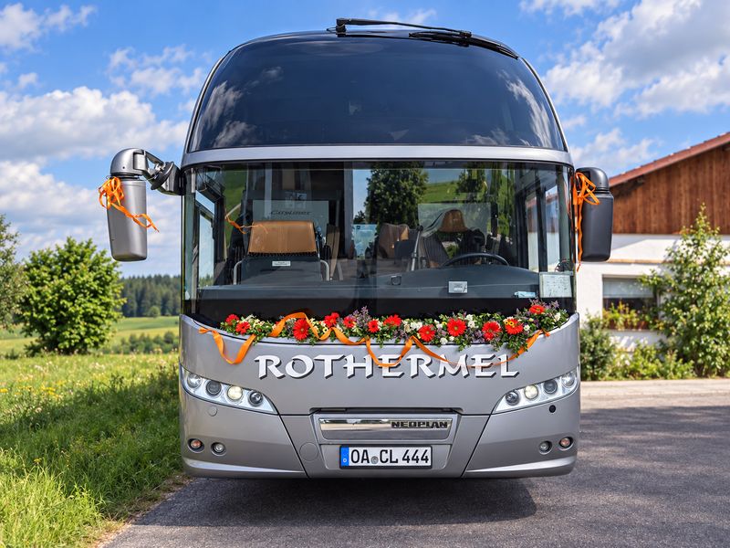 Neoplan Cityliner von Rothermel Reisen mit Blumenschmuck für eine Hochzeit