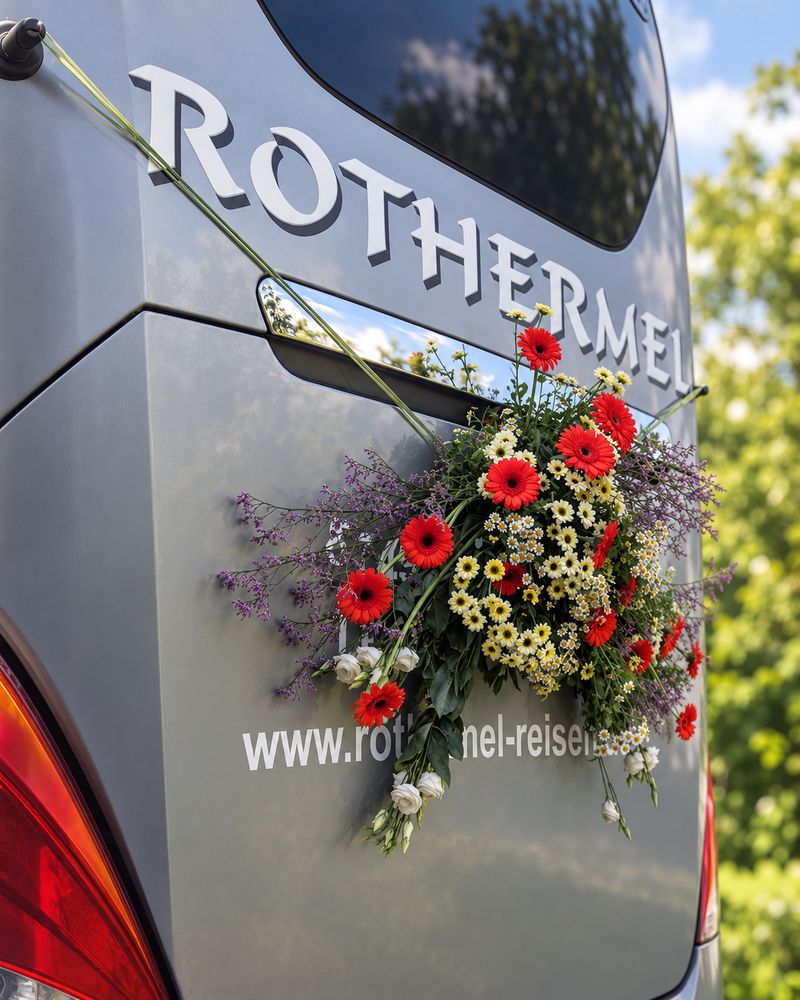 Blumengesteck am Heck des Reisebusses