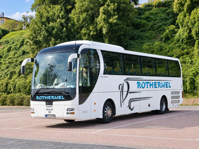 Weißer MAN Lion’s Coach von Rothermel Reisen mit blauem Schriftzug